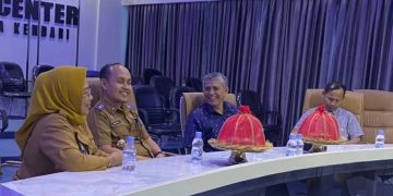 Kadis Kominfo Kendari, Sahuriyanto Meronda, SP., MM., dan Dekan FISIP UHO, Prof. Dr. Eka Suaib, M.Si.