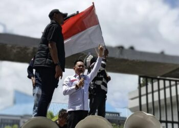 Ketua LBH HAMI Sultra, Andri Darmawan saat orasi di depan Kantor DPRD Provinsi Sultra