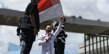 Ketua LBH HAMI Sultra, Andri Darmawan saat orasi di depan Kantor DPRD Provinsi Sultra