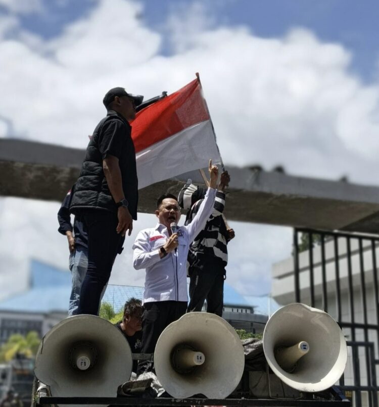 Ketua LBH HAMI Sultra, Andri Darmawan saat orasi di depan Kantor DPRD Provinsi Sultra
