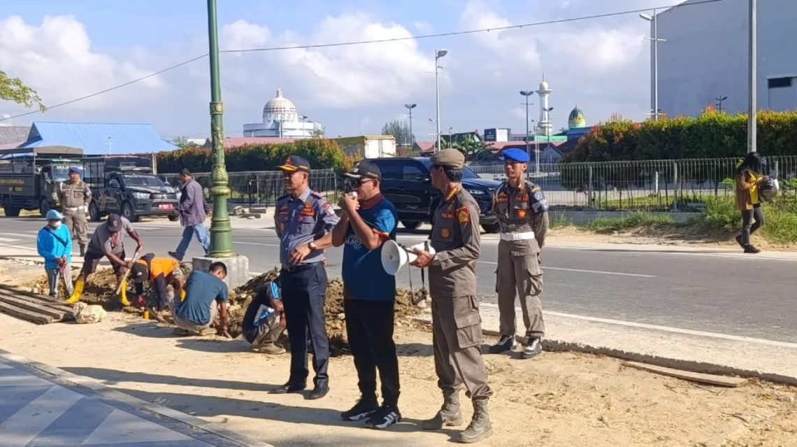Wakil Wali Kota Kendari, Sudirman saat memimpin penertiban parkiran samping Mall The Park Kendari