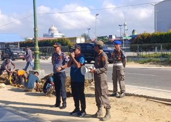 Wakil Wali Kota Kendari, Sudirman saat memimpin penertiban parkiran samping Mall The Park Kendari
