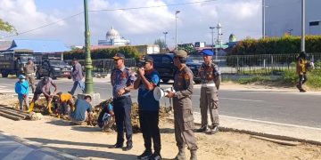 Wakil Wali Kota Kendari, Sudirman saat memimpin penertiban parkiran samping Mall The Park Kendari