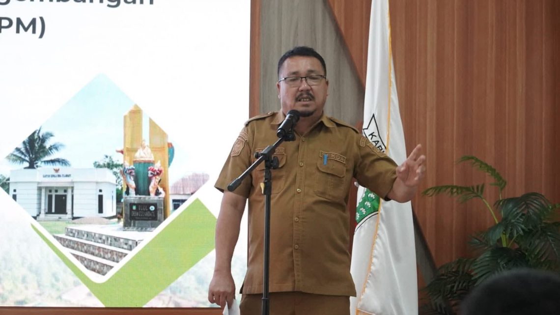 Sekda Konut, Dr. Safruddin, SH., MH saat membuka kegiatan penyusunan RI PPM