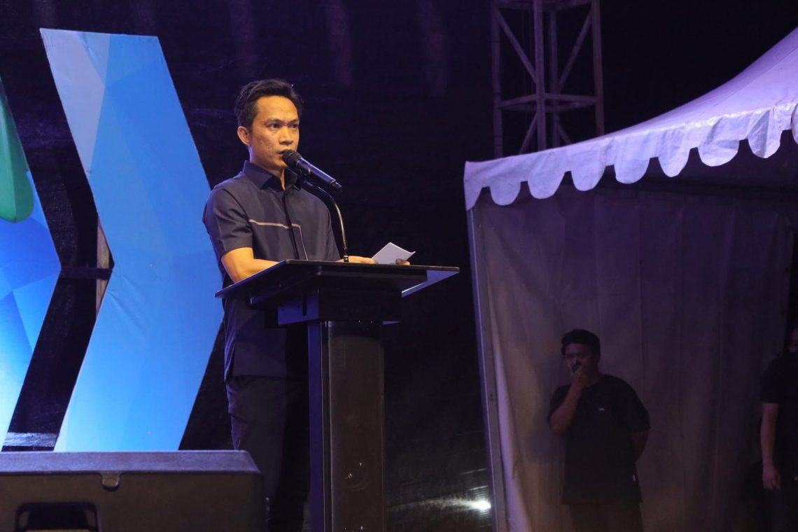 Bupati Konut saat membuka resmi Wonua Oheo Camping Festival 2025 di Pantai Taipa