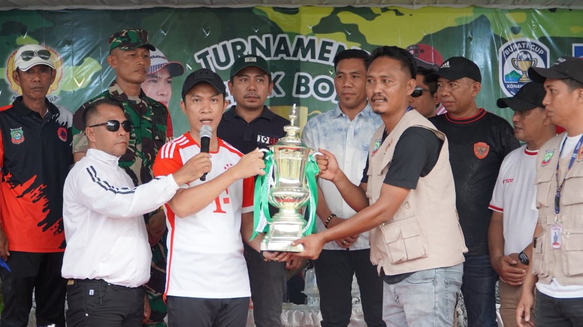 Bupati Ikbar saat membuka Turnamen Sepak Bola Bupati Cup Konut 2025