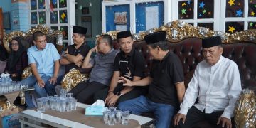 Bupati Konut saat melayat di rumah duka Kadis Perikanan