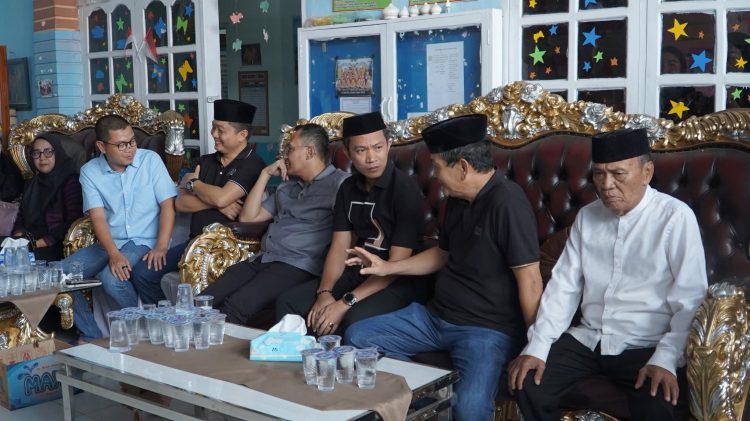 Bupati Konut saat melayat di rumah duka Kadis Perikanan