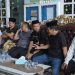 Bupati Konut saat melayat di rumah duka Kadis Perikanan