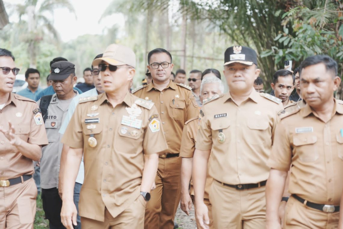 Wakil Bupati Konsel, H Wahyu Ade Pratama Imran mendampingi Gubernur Sultra, Mayjen TNI (Purn) Andi Sumangerukka meninjau lokasi pembangunan SMA Garuda di Desa Lebo Jaya