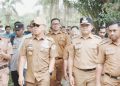 Wakil Bupati Konsel, H Wahyu Ade Pratama Imran mendampingi Gubernur Sultra, Mayjen TNI (Purn) Andi Sumangerukka meninjau lokasi pembangunan SMA Garuda di Desa Lebo Jaya