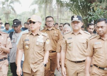Wakil Bupati Konsel, H Wahyu Ade Pratama Imran mendampingi Gubernur Sultra, Mayjen TNI (Purn) Andi Sumangerukka meninjau lokasi pembangunan SMA Garuda di Desa Lebo Jaya