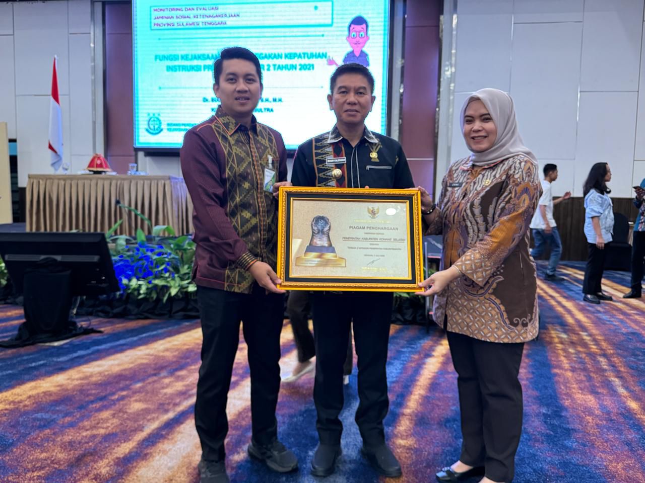Hadiri MoU Kejati dan BPJS Ketenagakerjaan, Bupati Konsel Terima Penghargaan Paritrana Award 2025 12 Hadiri MoU Kejati dan BPJS Ketenagakerjaan, Bupati Konsel Terima Penghargaan Paritrana Award 2025