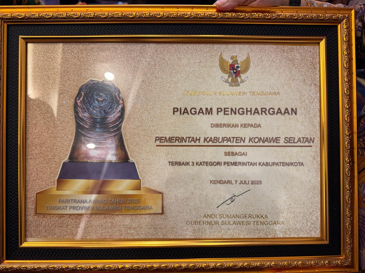 Hadiri MoU Kejati dan BPJS Ketenagakerjaan, Bupati Konsel Terima Penghargaan Paritrana Award 2025 11 Hadiri MoU Kejati dan BPJS Ketenagakerjaan, Bupati Konsel Terima Penghargaan Paritrana Award 2025