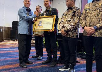 Bupati Konsel Terima Penghargaan Paritrana Award 2025 diserahkan langsung oleh Gubernur Sultra