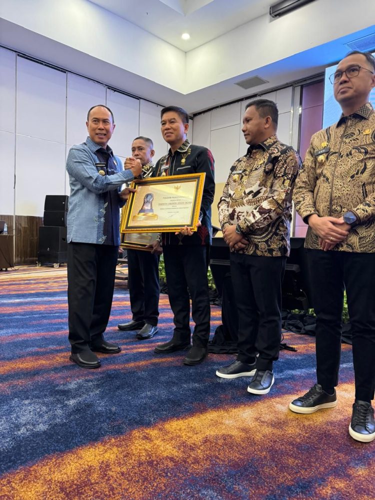 Bupati Konsel Terima Penghargaan Paritrana Award 2025 diserahkan langsung oleh Gubernur Sultra