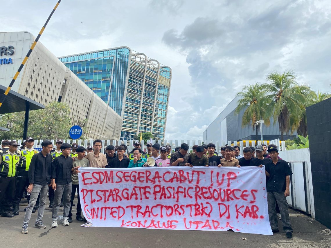 Koalisi Mahasiswa Sultra-Jakarta saat geruduk PT United Tractors Tbk meminta agar tanggung jawab atas dugaan pelanggaran PT Stargate Pasific Resources di Konawe Utara