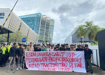 Koalisi Mahasiswa Sultra-Jakarta saat geruduk PT United Tractors Tbk meminta agar tanggung jawab atas dugaan pelanggaran PT Stargate Pasific Resources di Konawe Utara