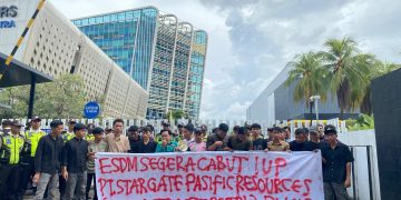 Koalisi Mahasiswa Sultra-Jakarta saat geruduk PT United Tractors Tbk meminta agar tanggung jawab atas dugaan pelanggaran PT Stargate Pasific Resources di Konawe Utara