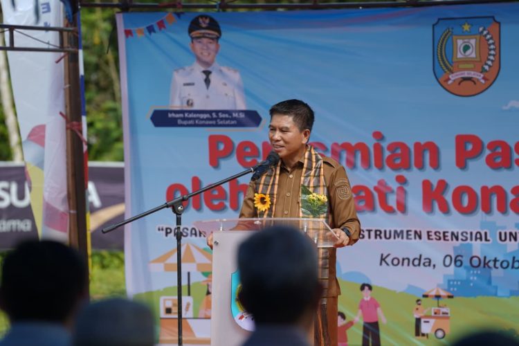 Bupati Konsel, Irham Kalenggo meresmikan Pasar Konda