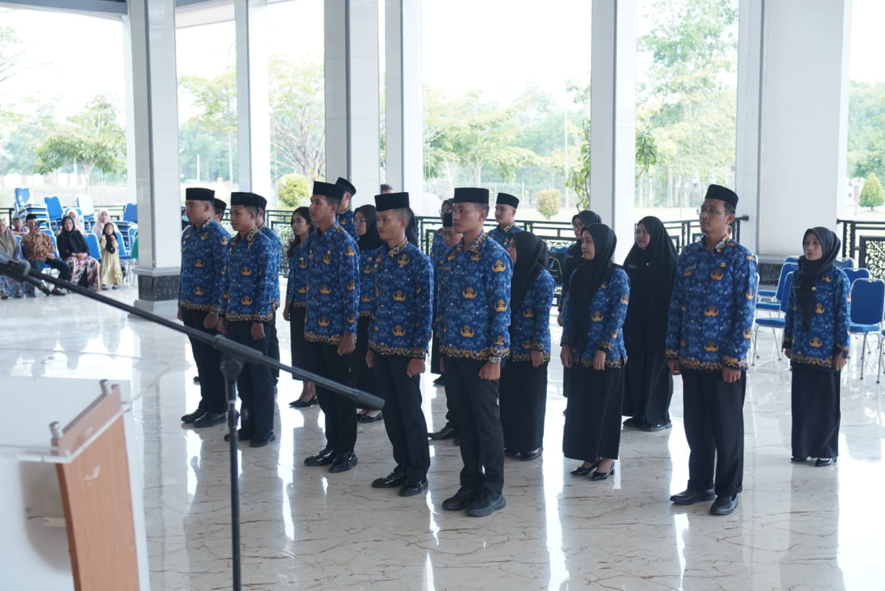 Bupati Konsel Resmi Serahkan SK PNS dan PPPK Tahap II, Tekankan Beberapa Hal 11 Bupati Konsel Resmi Serahkan SK PNS dan PPPK Tahap II, Tekankan Beberapa Hal