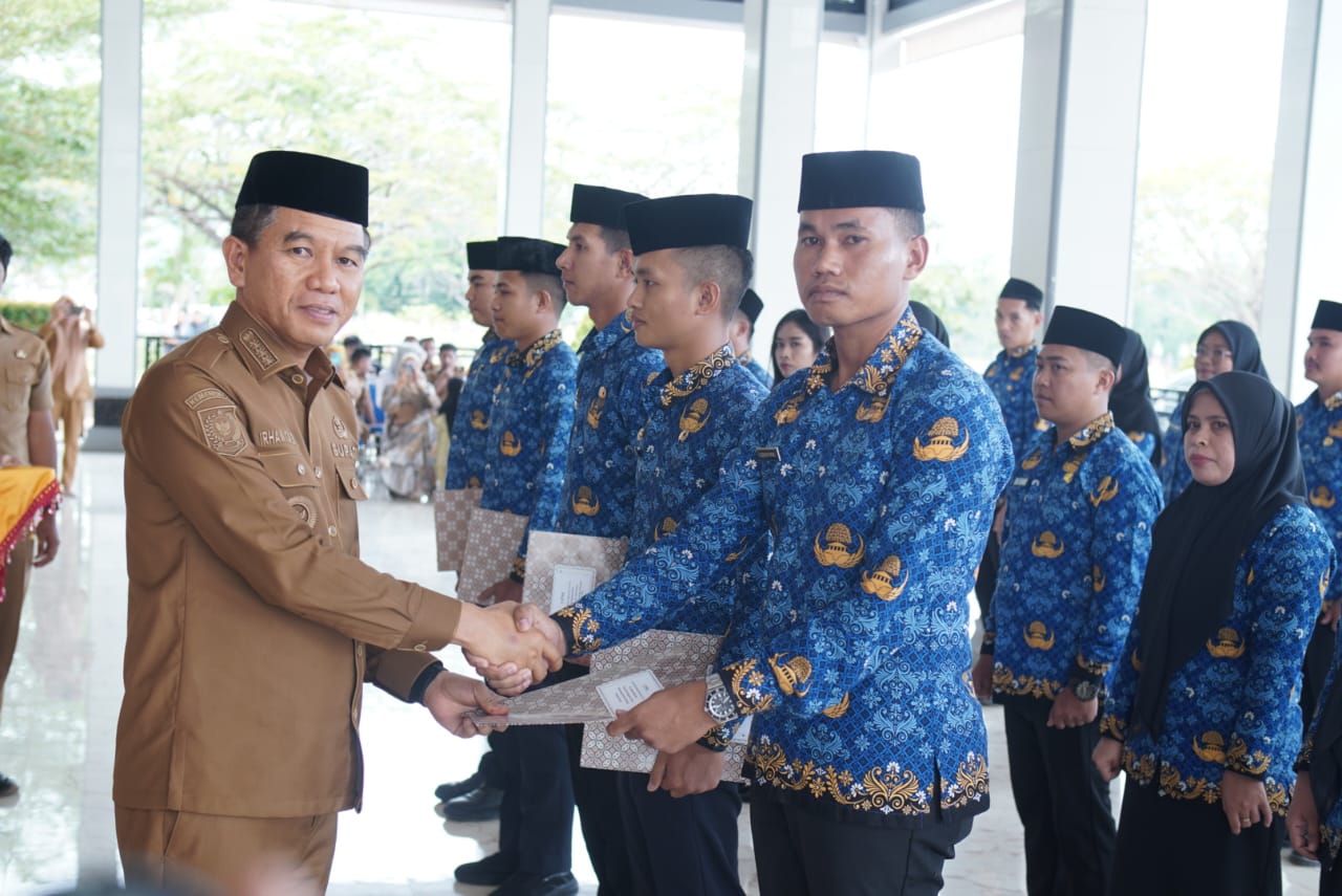 Bupati Konsel Resmi Serahkan SK PNS dan PPPK Tahap II, Tekankan Beberapa Hal 12 Bupati Konsel Resmi Serahkan SK PNS dan PPPK Tahap II, Tekankan Beberapa Hal