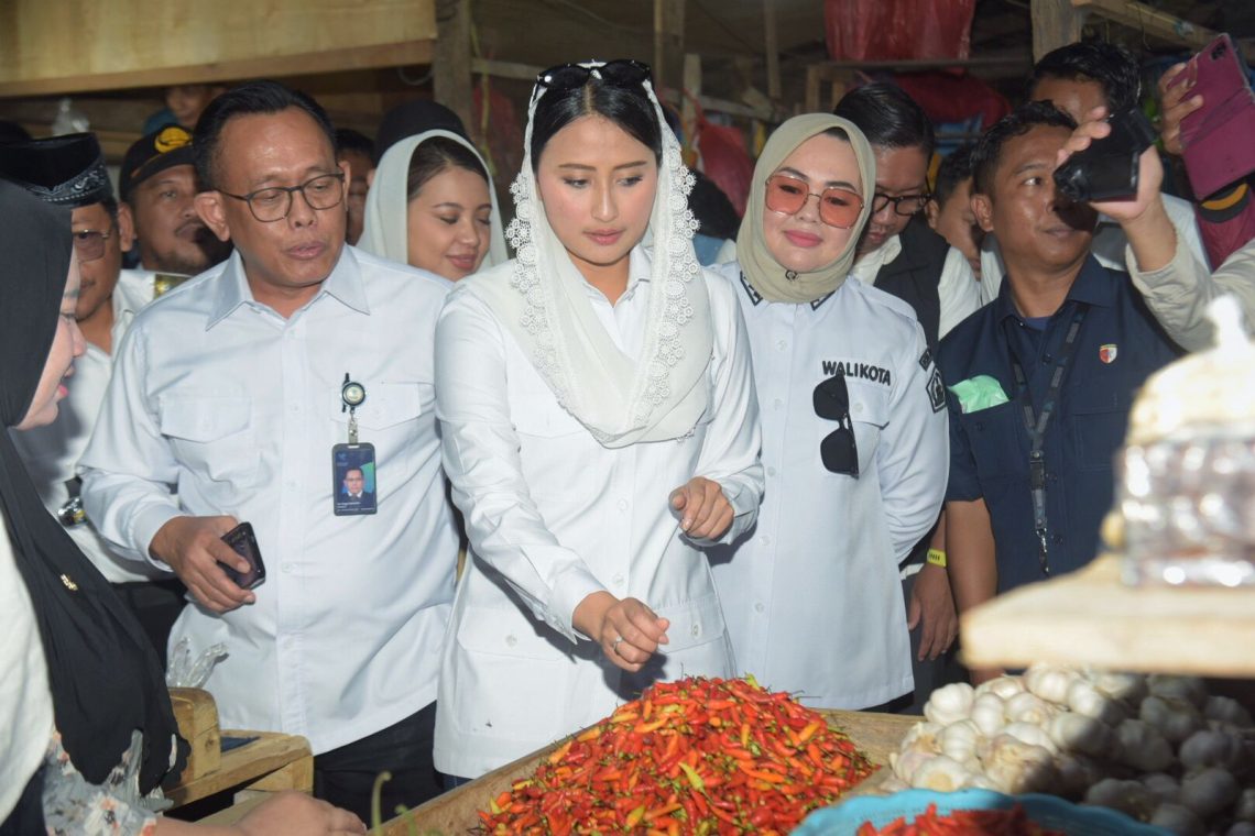 Wamendag bersama Wali Kota Kendari saat tinjau Pasar Baruga