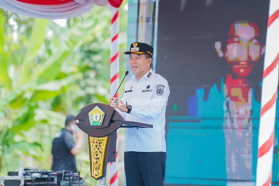 Bupati Konsel Dukung Penuh Pembangunan dan Peluncuran Sekolah Garuda di Lebo Jaya 10 Bupati Konawe Selatan, Irham Kalenggo saat memberikan sambutan