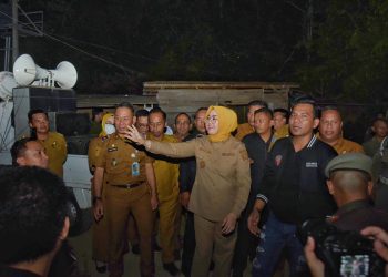Wali Kota Kendari, Siska Karina Imran meninjau langsung lokasi pembangunan Perumahan Azalia Zaki Hills Resident yang diduga menyebabkan banjir lumpur yang merendam permukiman dan fasilitas pendidikan