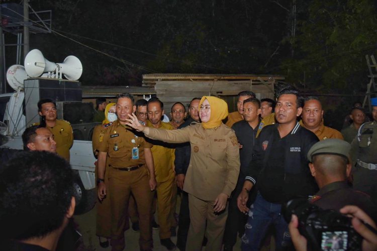 Wali Kota Kendari, Siska Karina Imran meninjau langsung lokasi pembangunan Perumahan Azalia Zaki Hills Resident yang diduga menyebabkan banjir lumpur serta merendam permukiman dan fasilitas pendidikan