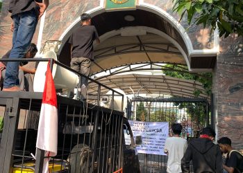 Ampuh Sultra saat aksi di Kantor Kejagung RI