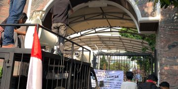 Ampuh Sultra saat aksi di Kantor Kejagung RI