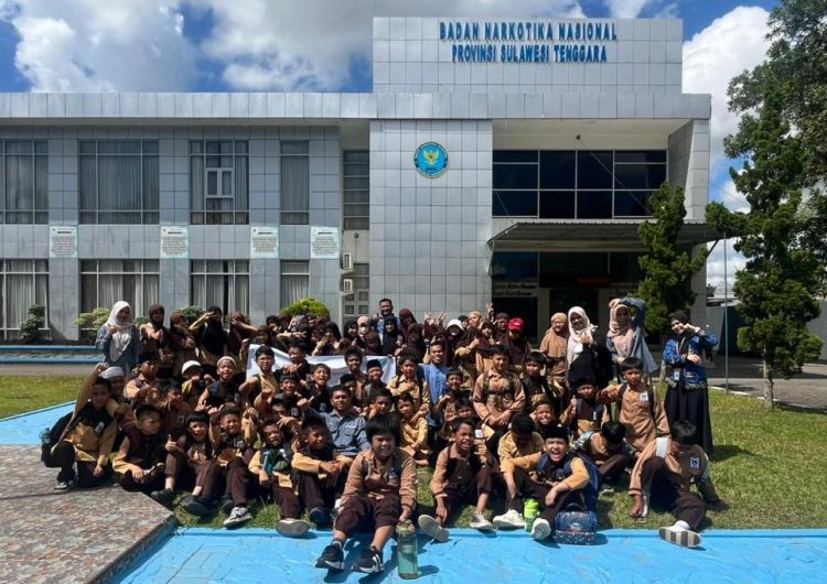 SMPN 18 dan SD Islam Insan Unggul saat mengunjungi BNN Sultra