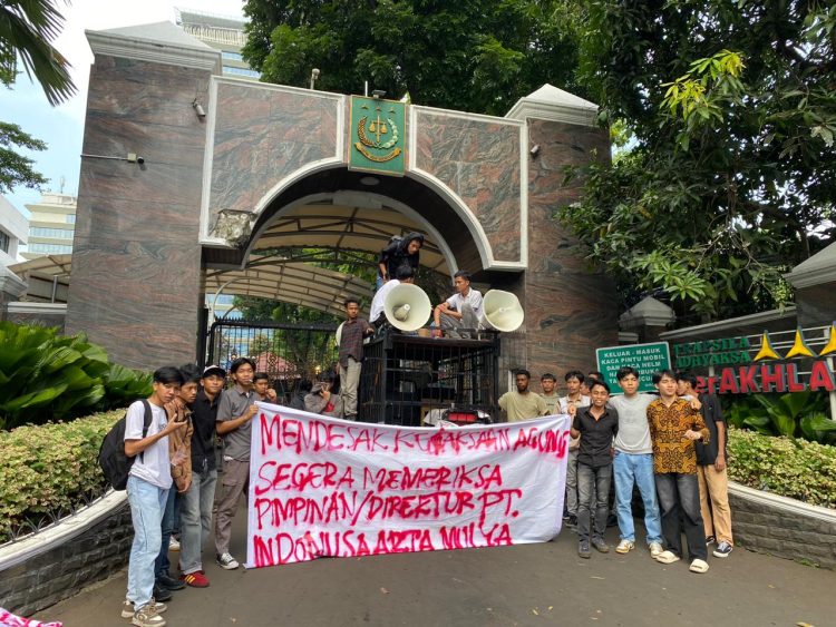 PERSAMA Sultra saat aksi di Kantor Kejagung RI terkait dugaan pertambangan ilegal PT Indonusa Arta Mulya