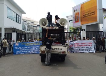 Mahasiswa Sultra saat menyuarakan dugaan korupsi pertambangan PT Tristaco dan meminta Kejagung periksa dan adili Komisaris Perusahaan Tri Firdaus Akbarsyah