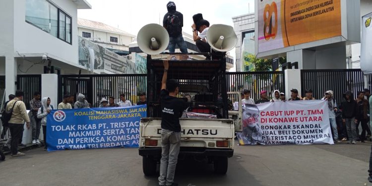 Mahasiswa Sultra saat menyuarakan dugaan korupsi pertambangan PT Tristaco dan meminta Kejagung periksa dan adili Komisaris Perusahaan Tri Firdaus Akbarsyah