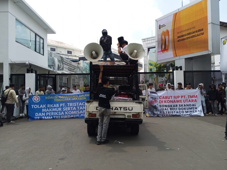 Mahasiswa Sultra saat menyuarakan dugaan korupsi pertambangan PT Tristaco dan meminta Kejagung periksa dan adili Komisaris Perusahaan Tri Firdaus Akbarsyah