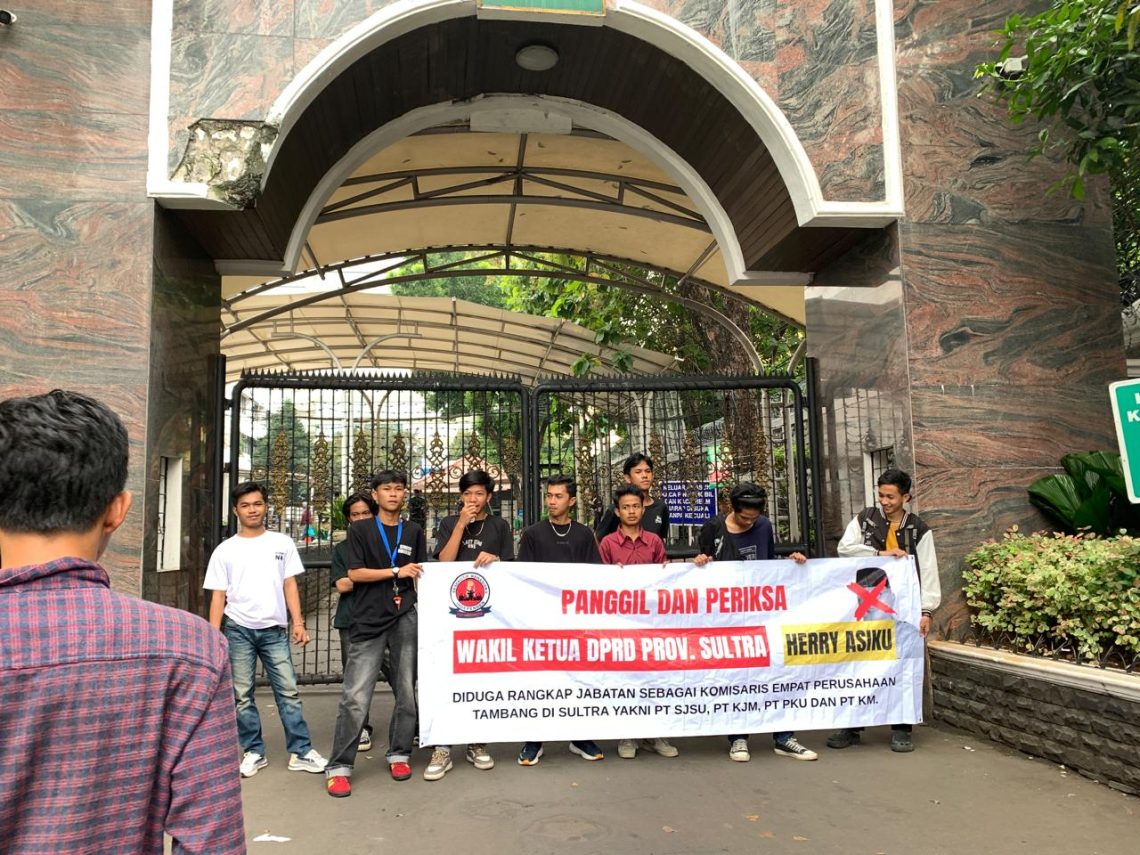 Mahasiswa saat demo di Kejagung mendesak agar Herry Asiku diperiksa