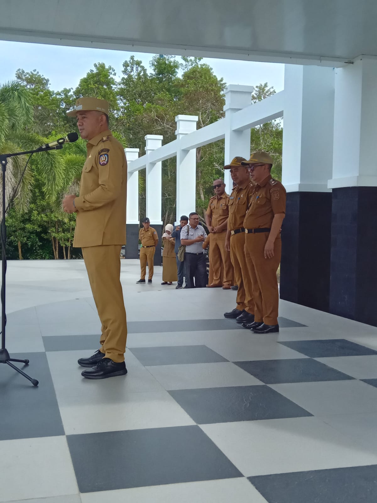 Lepas Kontingen POPDA, Wabup Konsel Minta Atlet Junjung Tinggi Sportivitas 11 Lepas Kontingen POPDA, Wabup Konsel Minta Atlet Junjung Tinggi Sportivitas