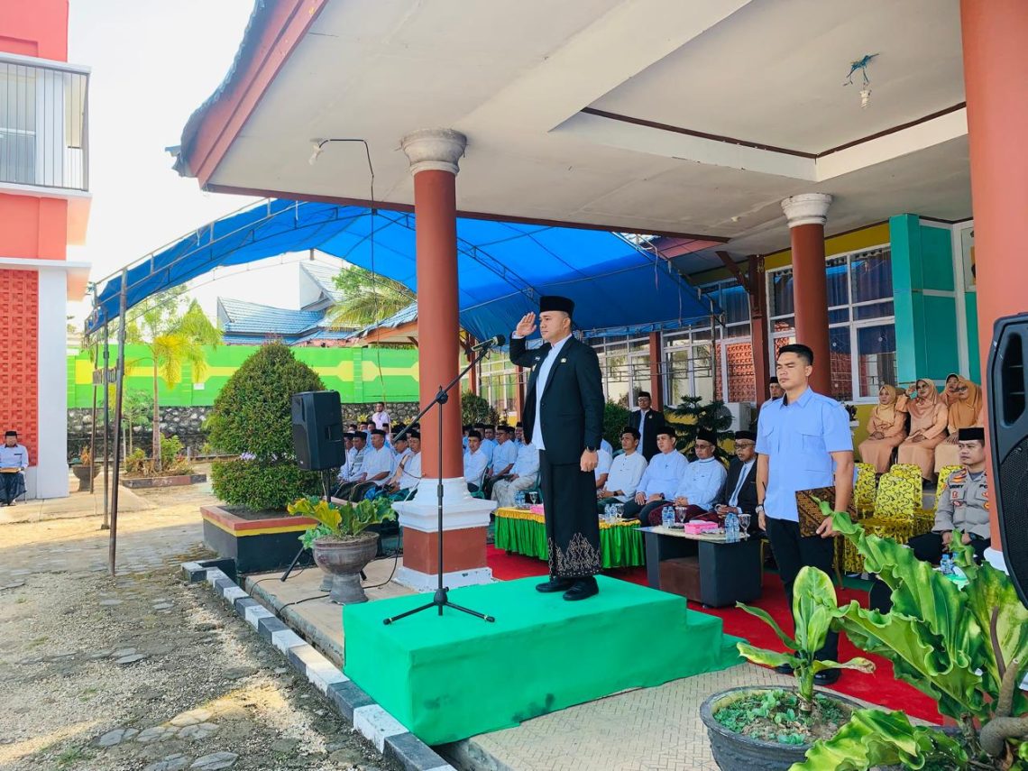 Wabup Konsel bertindak sebagai Pembina Upacara peringatan Hari Santri