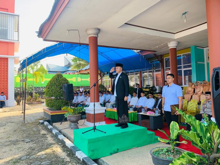 Wabup Konsel bertindak sebagai Pembina Upacara peringatan Hari Santri