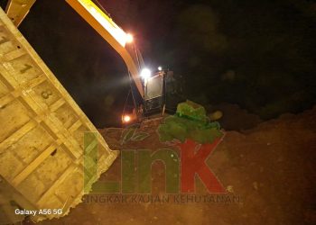 Aktivitas pemuatan ore di Jetty CV UBP pada malam hari