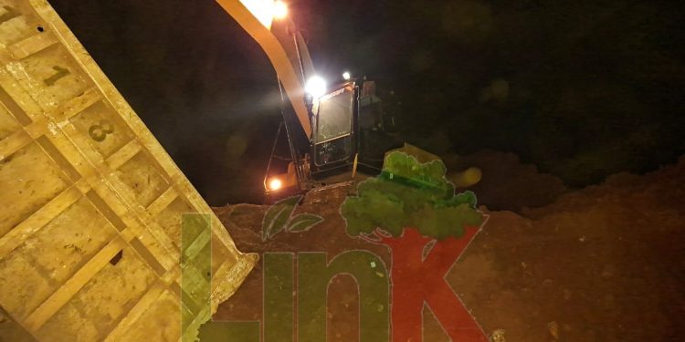 Aktivitas pemuatan ore di Jetty CV UBP pada malam hari