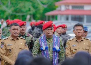 Pemda Konsel Sambut Kedatangan Grup V Kopassus di Andoolo 21 Bupati dan Wabup Konsel menyambut kedatangan Grup V Kopassus di Rujab