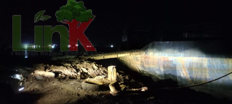 CV UBP Diduga Fasilitasi Ore Ilegal Dari Lahan Koridor Desa Sari Mukti dan PT EKU 2 10 Salah satu tongkang yang sementara sandar di Jetty CV UBP beberapa waktu lalu