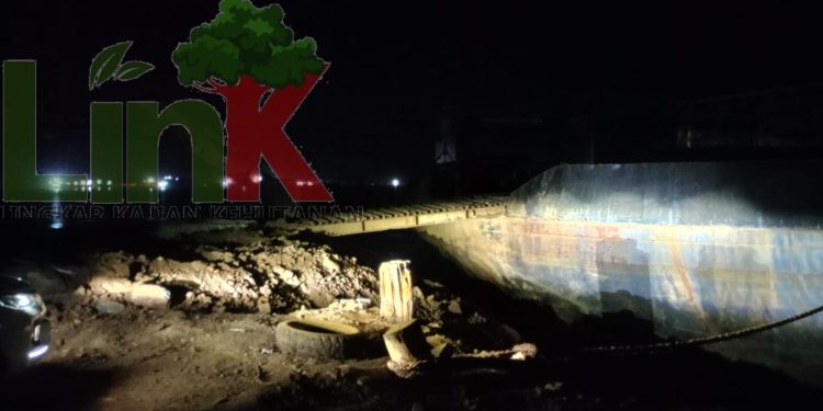 Salah satu tongkang yang sementara sandar di Jetty CV UBP beberapa waktu lalu