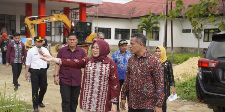 Kunjungan lapangan Wali Kota bersama KPK RI di pembangunan Perpustakaan dan Transfusi Darah di Jalan Kedondong