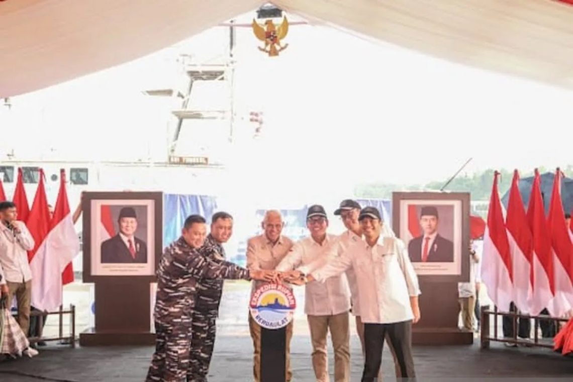 Ekspedisi Rupiah Berdaulat 2025: Perkuat Kedaulatan Rupiah di 90 Pulau 3T 10 Kepala Departemen Pengelolaan Uang Bank Indonesia M. Anwar Bashori bersama Sekretaris daaerah Sulawesi Tenggara dan Forkopimda saat memulai ERB 2025.