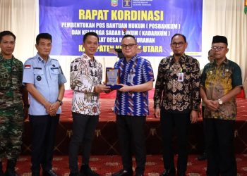 Penyerahan penghargaan dari Kemenkum kepada Bupati Konut