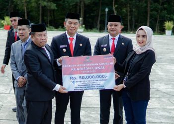 Peringatan Hari Pahlawan, Pemda Konsel Serahkan Bantuan Hibah dan Penghargaan 15 Bupati Konsel saat menyerahkan bantuan hibah kepada salah satu sanggar seni